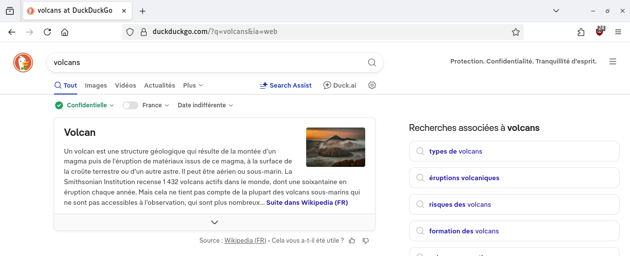 Recherche « volcans » sur DuckDuckGo : barre d'adresse et premiers résultats